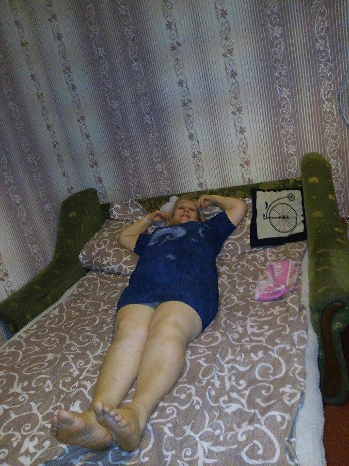 В дачном доме пьяная соседка спит голой фото