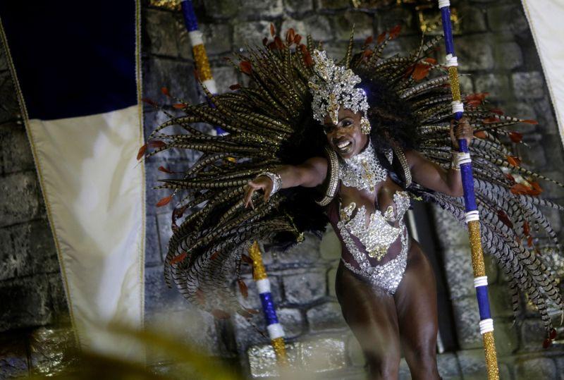 На карнавале в Рио-де-Жанейро платформа с танцорами въехала в зрителей