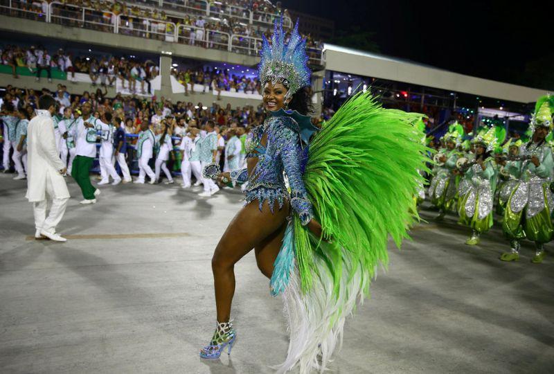 На карнавале в Рио-де-Жанейро платформа с танцорами въехала в зрителей