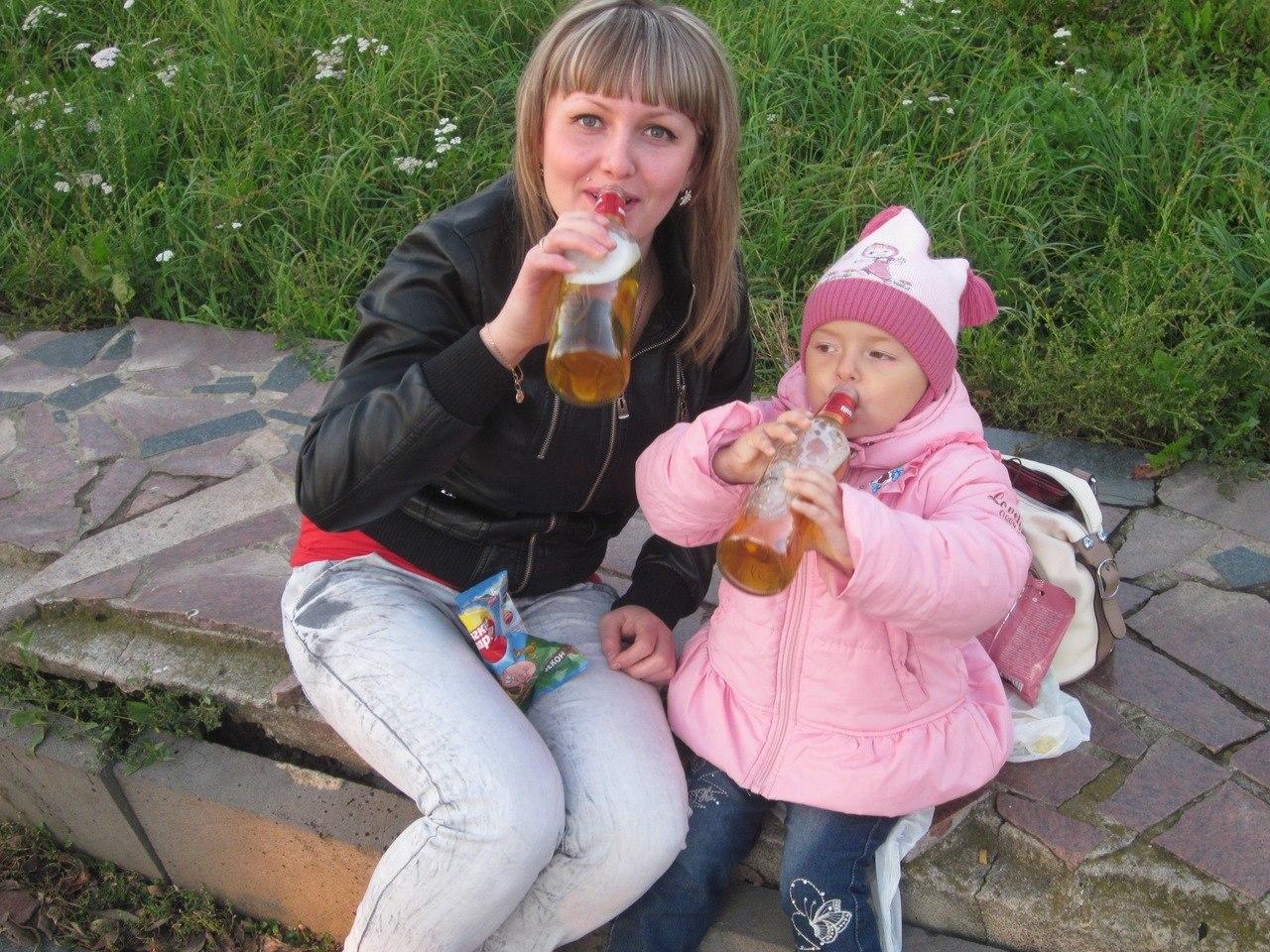 Бухую дочь. Мамаша с пивом и ребенком. Пьющие девушки с детьми. Бухающая мать.
