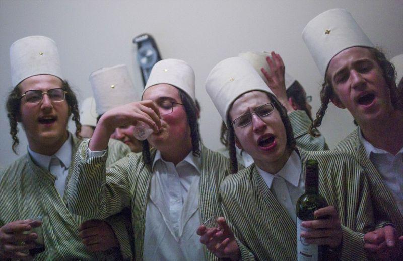 Как ортодоксальные евреи зажигают встречая Пурим