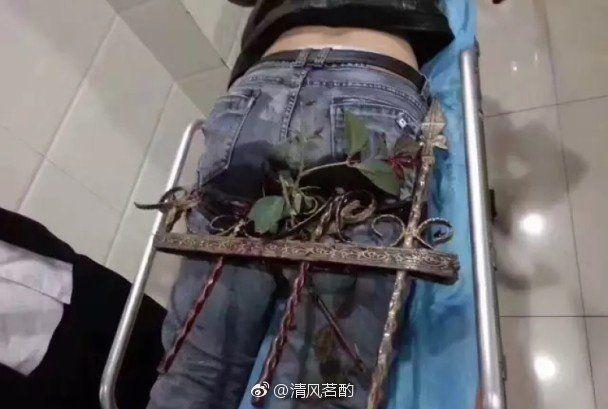 Китайский монтажник упал задом прямо на забор с шипами