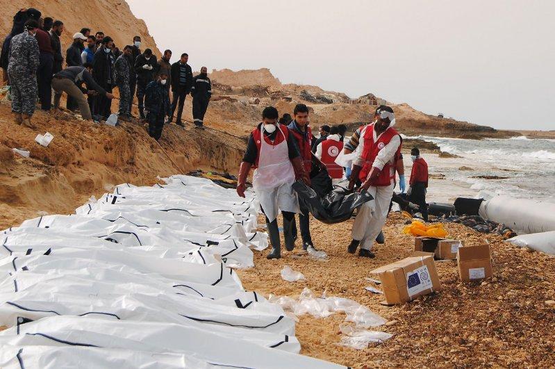 В Ливии шторм выбросил на берег тела мигрантов