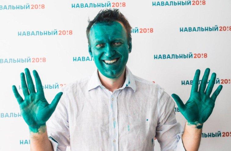 Навального облили зеленкой 