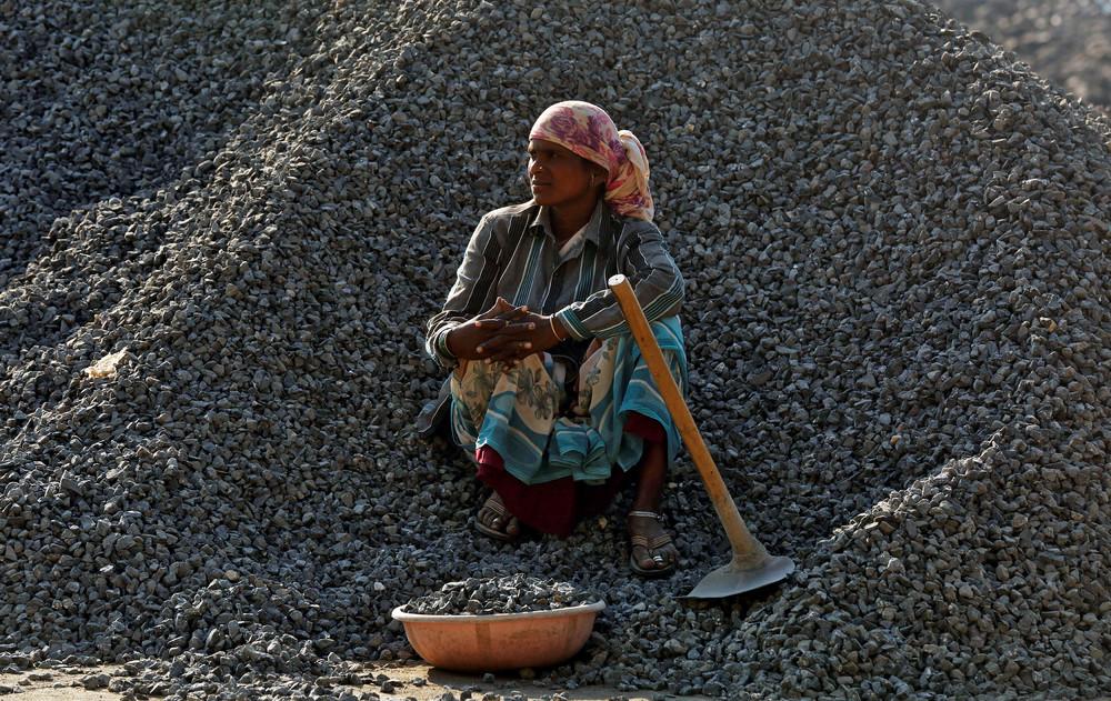 Индия условия жизни. Труд в Индии. Ручной труд в Индии. Труд женщин. Индия дешевый труд.