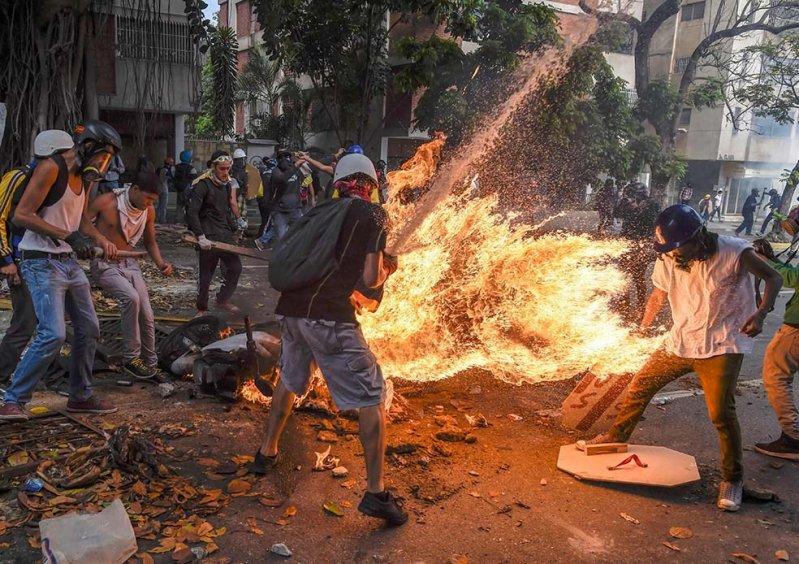 Протестант в Венесуэле превратился в живой факел