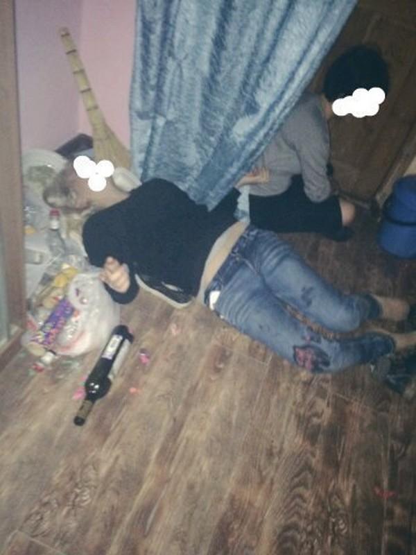 Спящую на хате. Пьяные девушки в квартире.