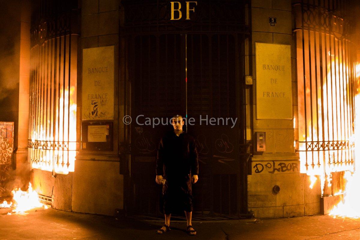 Художника Павленского задержали в Париже за поджог Банка Франции