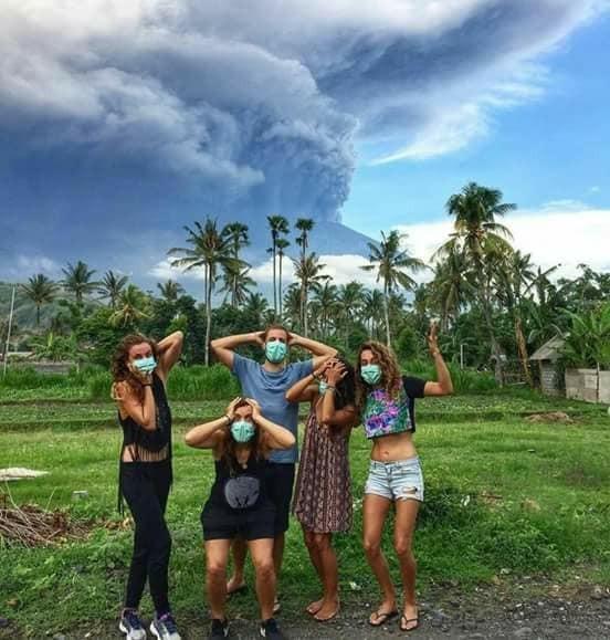 Туристы используют извержение вулкана на Бали что бы сделать лучшие фото своей жизни