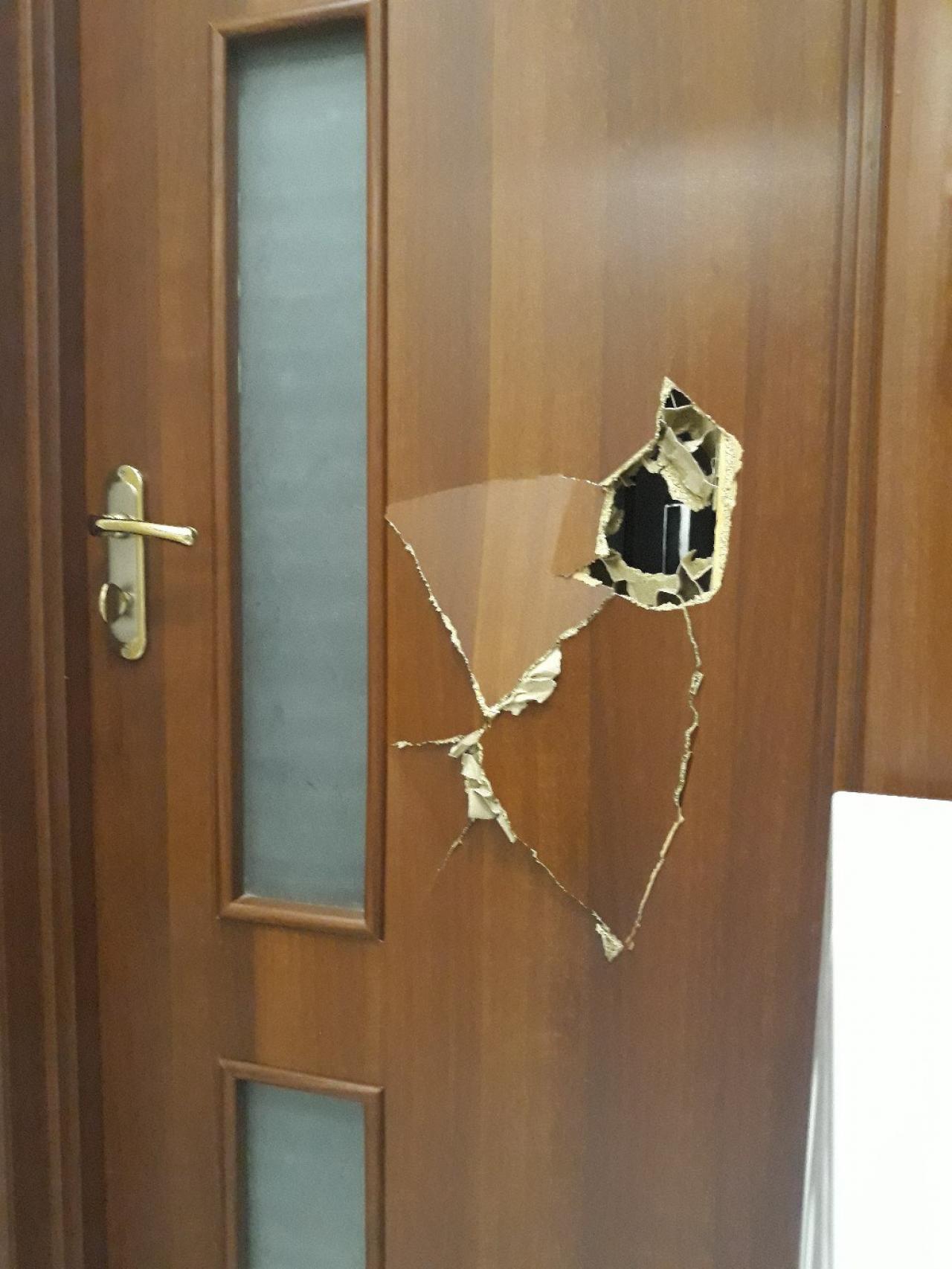 Разбили стекло на двери. Разбитая дверь. Сломанная дверь. Выломанная дверь. Сломанная межкомнатная дверь.