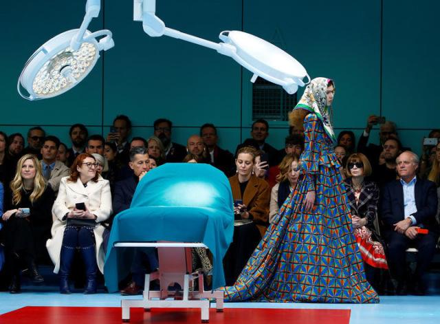 А голову ты дома не забыл? Модели несли свои головы в руках на показе Gucci в Милане