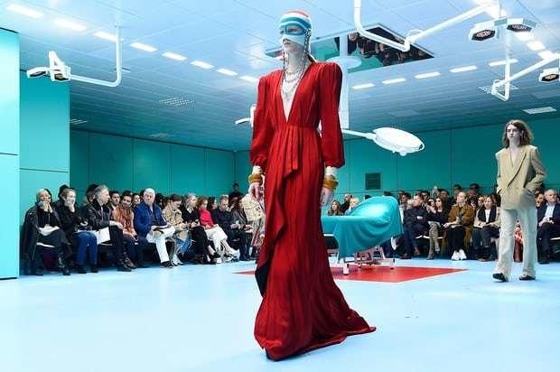 А голову ты дома не забыл? Модели несли свои головы в руках на показе Gucci в Милане