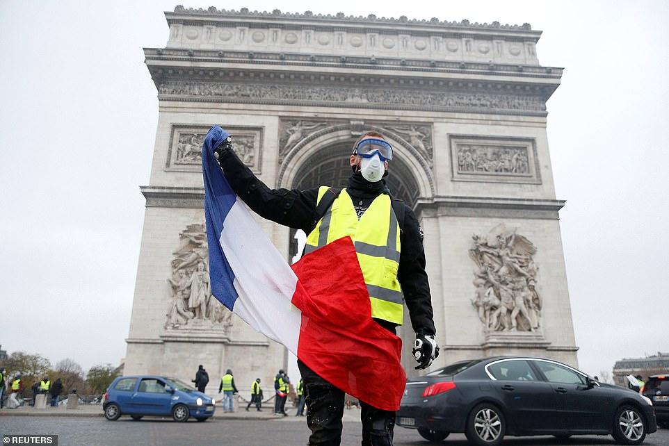 В центре Парижа все полыхает - протесты продолжаются