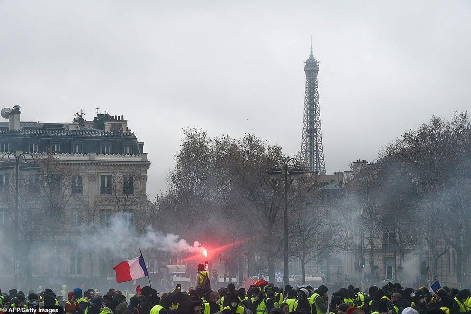 В центре Парижа все полыхает - протесты продолжаются