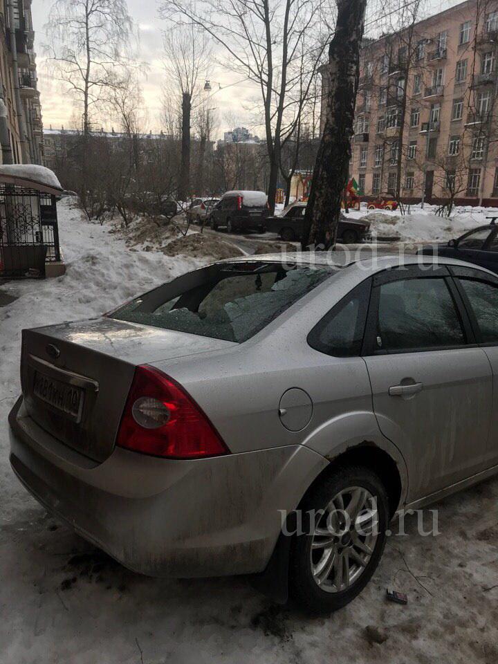 Ледовое побоище. В Северной столице глыбы льда с крыш разбили 50 автомобилей.