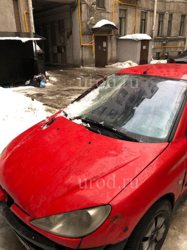 Ледовое побоище. В Северной столице глыбы льда с крыш разбили 50 автомобилей.