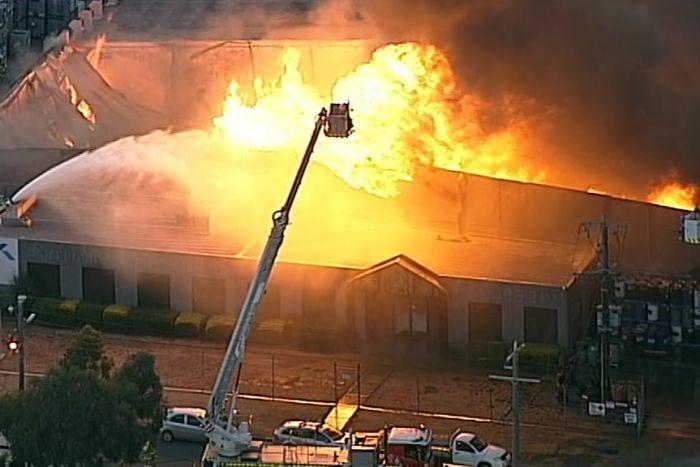 В Мельбурне случился небольшой ад. Пожар на небольшой фабрике по переработке отходов