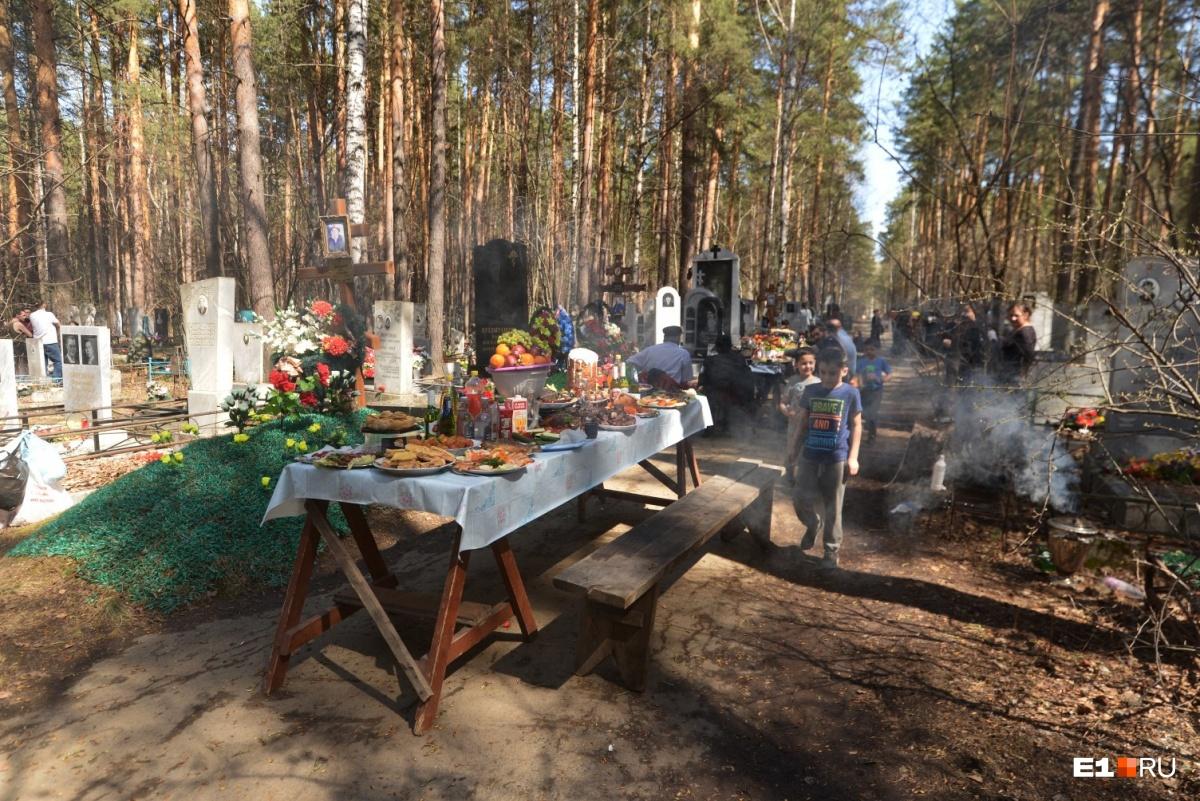 На Радуницу екатеринбургское кладбище пропиталось запахом шашлыка и водки