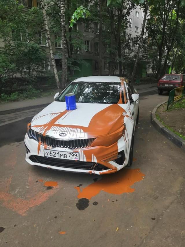 В Москве неправильно припаркованную Kia облили краской