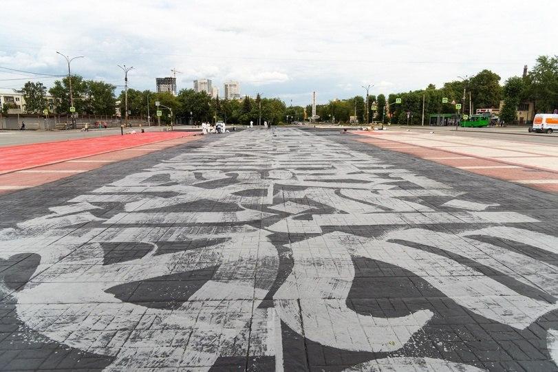 В Екатеринбурге скандал: ЖКХ закатало в асфальт согласованный арт-объект