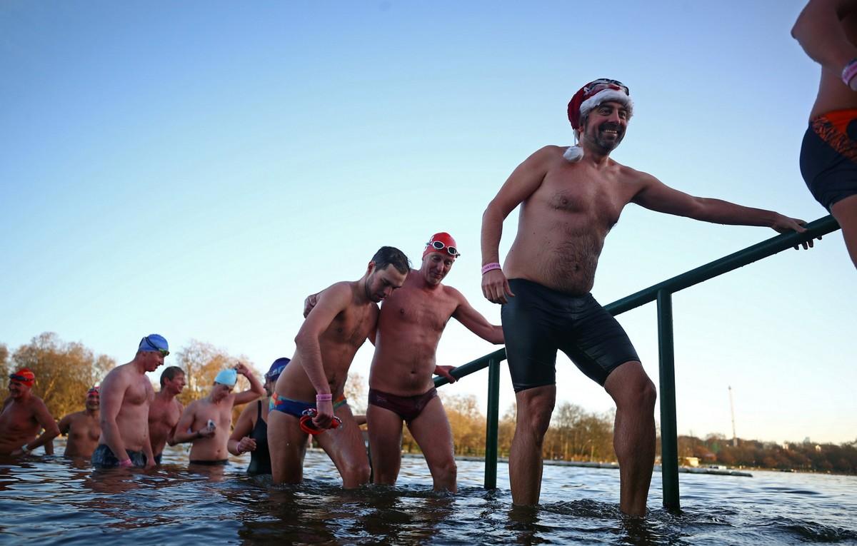 Тысячи британцев приняли участие в ежегодных рождественских купаниях