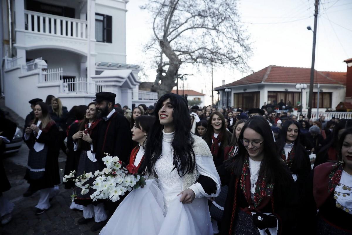 Черномазый фестиваль по изгнанию злых духов в Греции