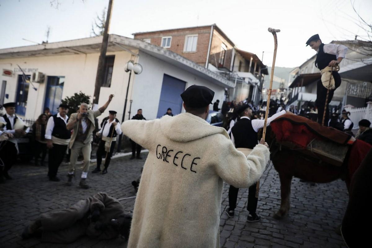 Черномазый фестиваль по изгнанию злых духов в Греции
