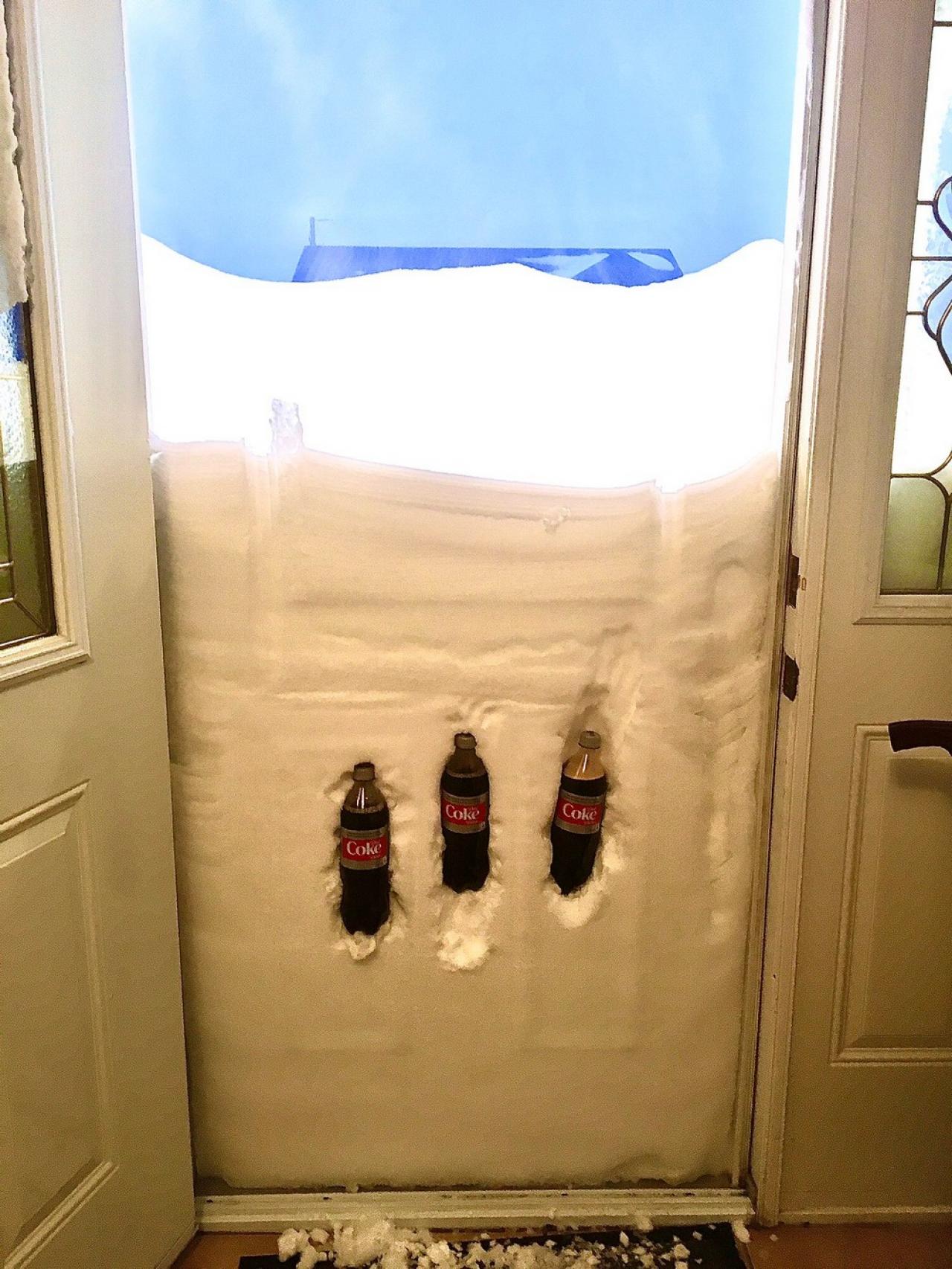 Сугробы на дверь. Дверь завалило снегом. Снег в Канаде. Дверь засыпало снегом. Снег в Канаде 2020.