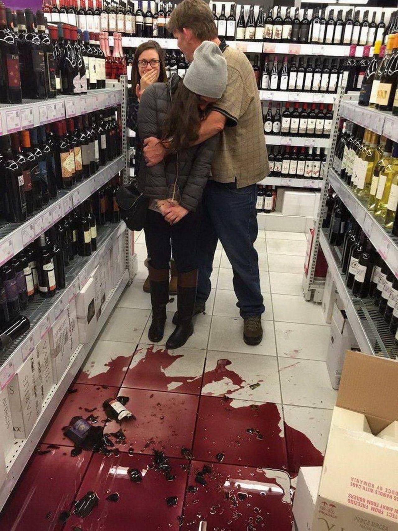 Разбитое вино. Разбитые бутылки вина в магазине.
