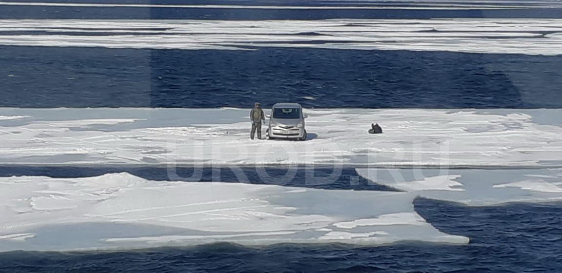 Рыбак с автомобилем оказался на льдине в Хабаровском крае