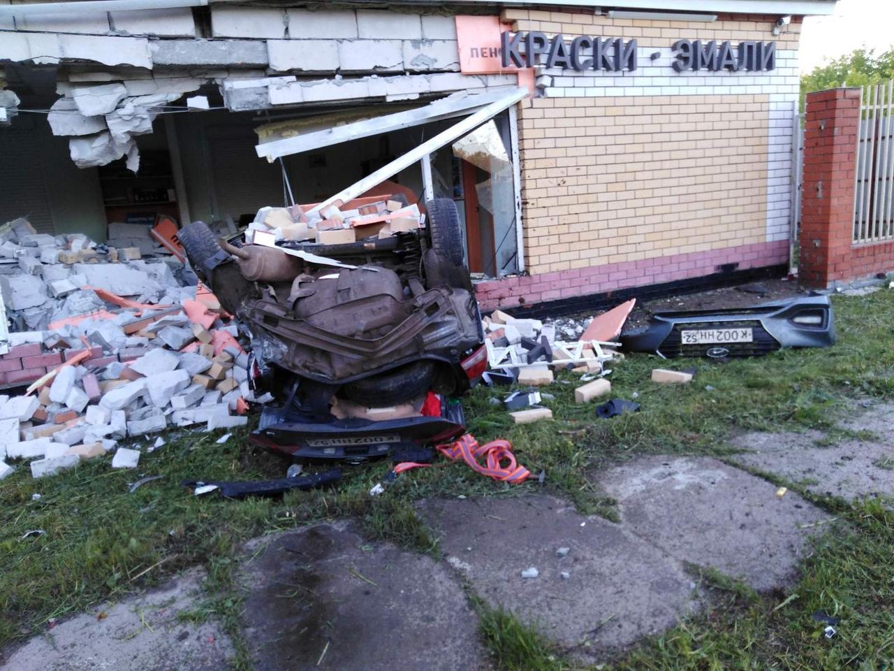 В Чебоксарах Hyundai на огромной скорости влетел в здание, водитель погиб