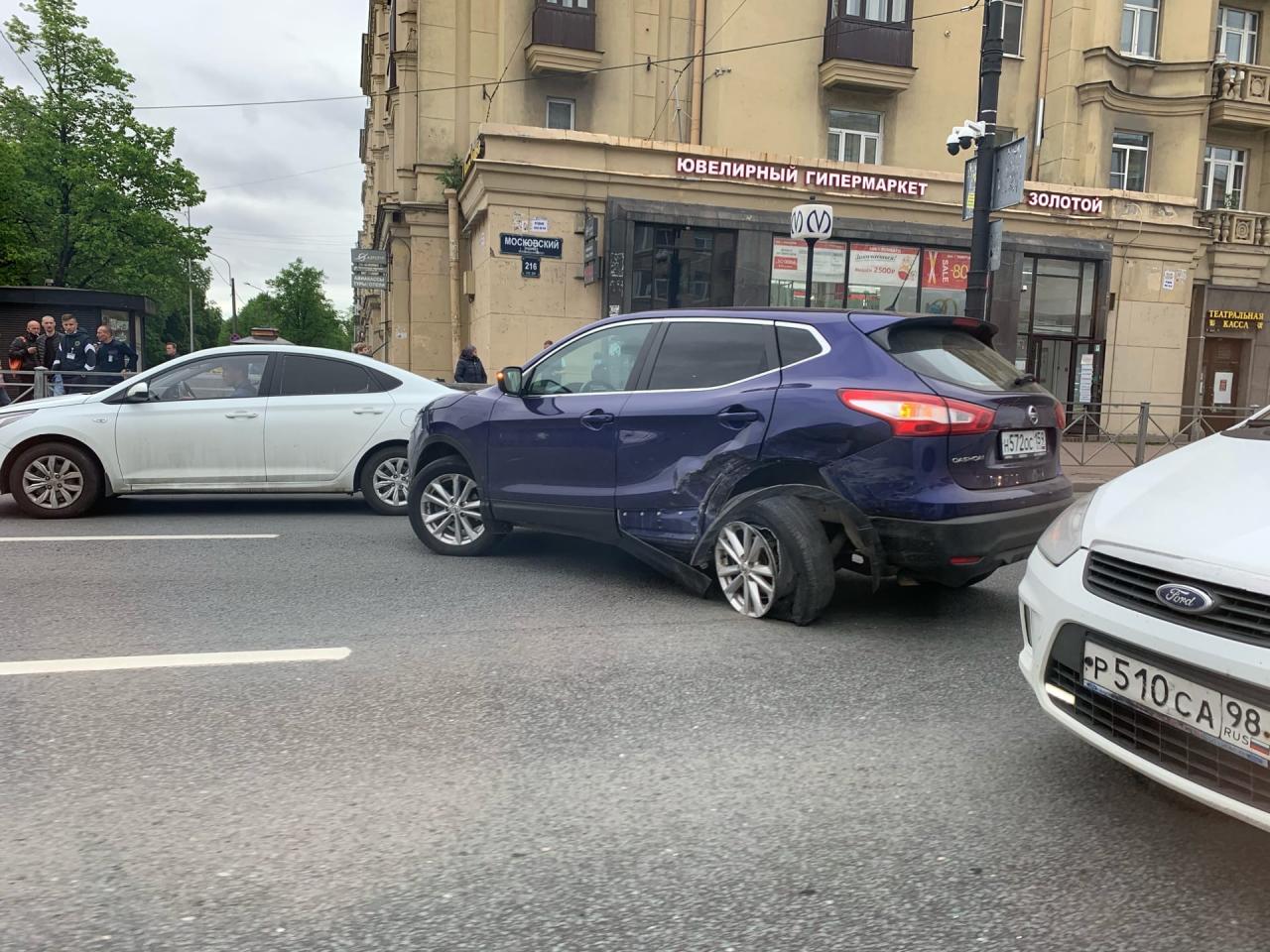 Низко пошел. Авария 18 июня с Ауди Московский регион. ДТП Чебоксары на бок Ауди Московский проспект. Мерседес на боку 03.02.21 СПБ ДТП. ДТП Чебоксары на бок Ауди.