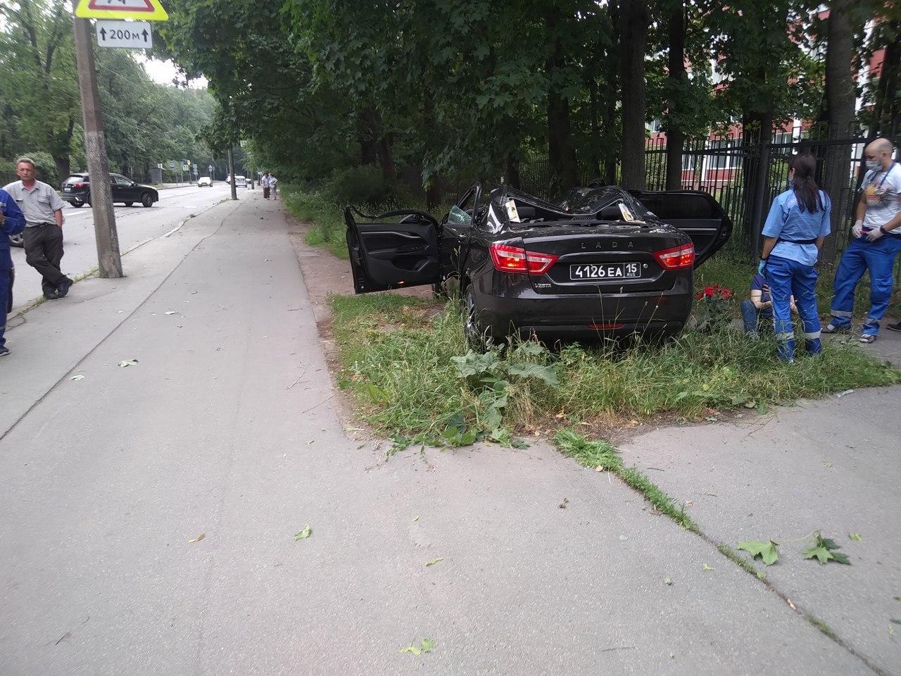 Четыре человека пострадали при падении дерева на машину в Петербурге