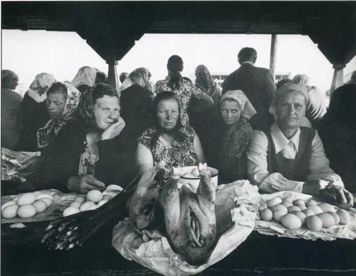 Непринужденный поток абсурда, вдохновленный историческими фотографиями из СССР