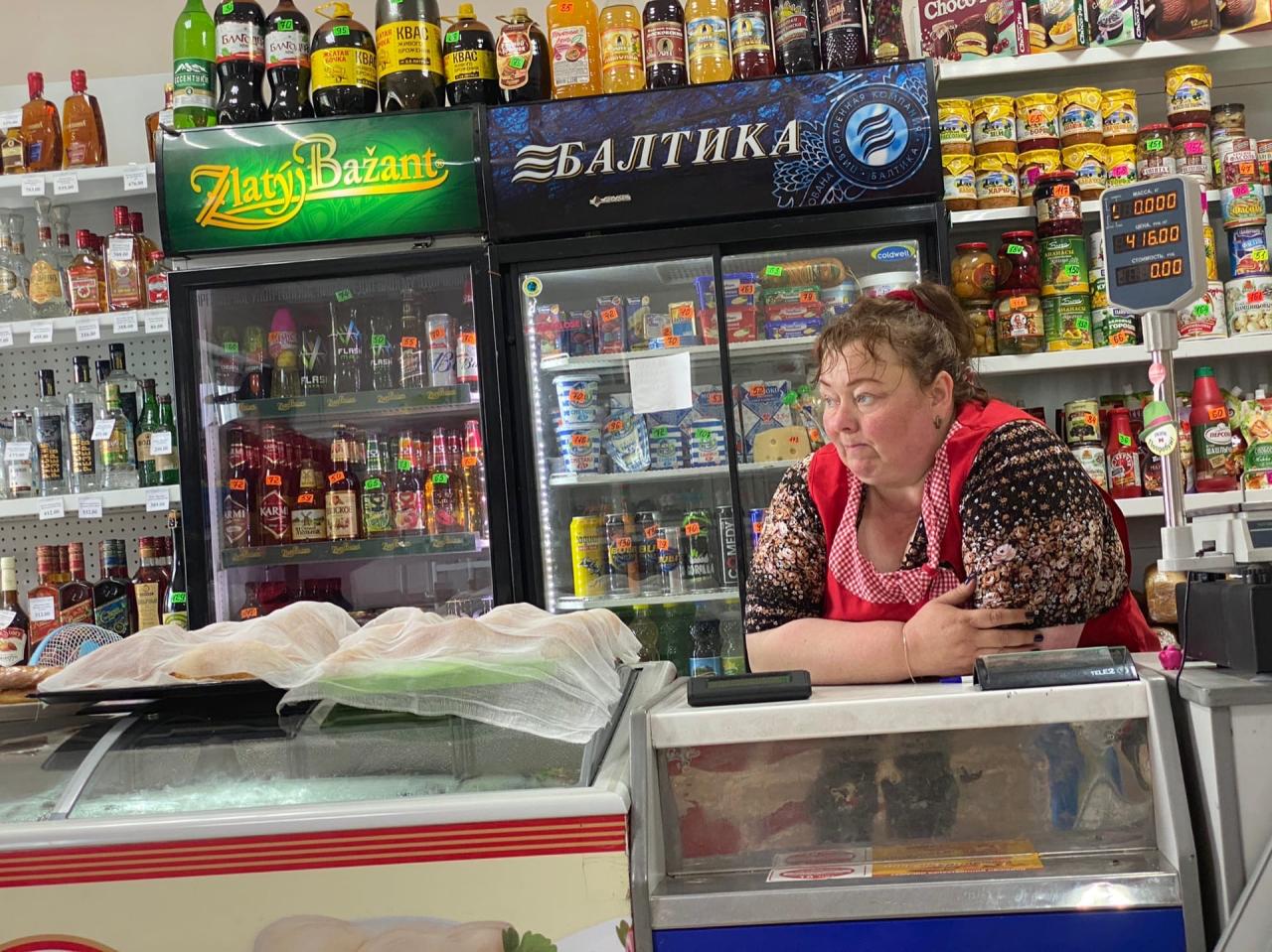 Где покажи фото. Зайти в магазин. Не забудь в магазин зайти. Удачно зашла в магазин. Тетка с ценником