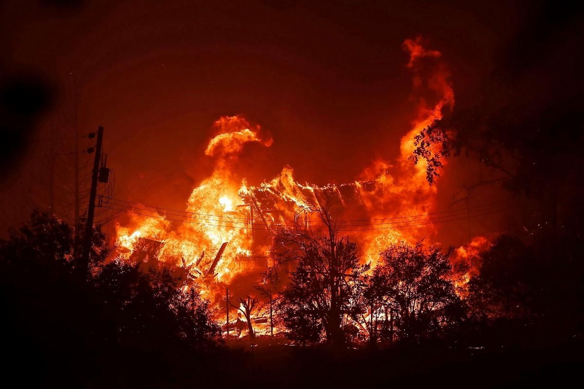 Огни пожарищ. Лесной пожар в Калифорнии в 1977 году. Крупный пожар. Красивый пожар. Самый сильный пожар.