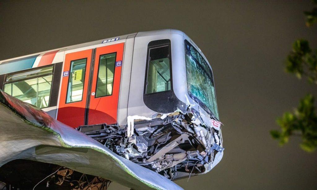 В Нидерландах поезд метро повис на скульптуре китового хвоста, едва не рухнув с огромной высоты