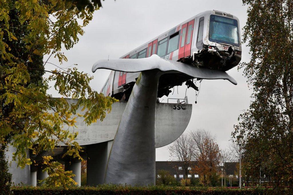 В Нидерландах поезд метро повис на скульптуре китового хвоста, едва не рухнув с огромной высоты