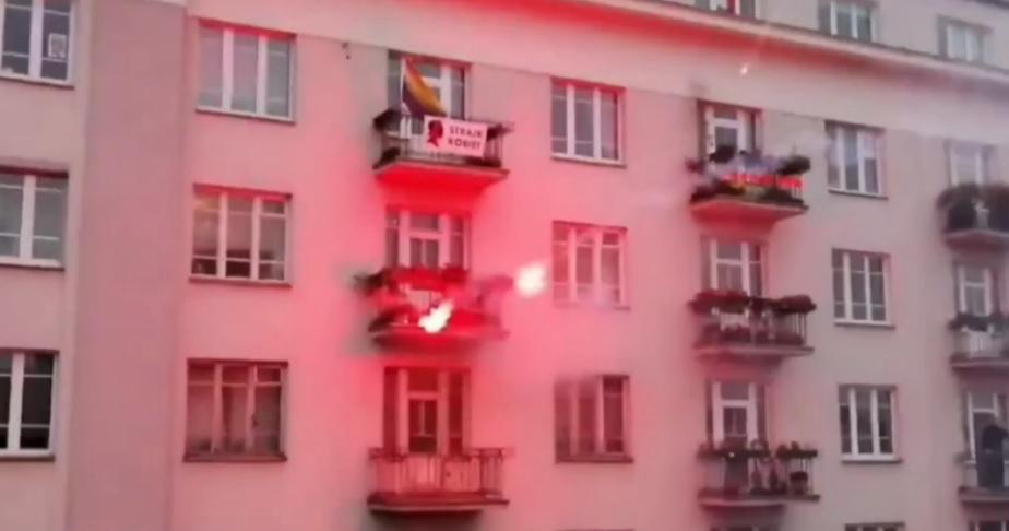 В центре Варшавы польские националисты расстреляли из файеров балкон и сожгли квартиру 