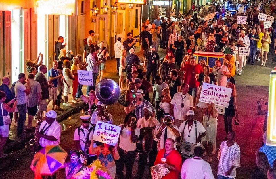 Сотни свингеров отправились в Новый Орлеан на 5-дневный секс-фест