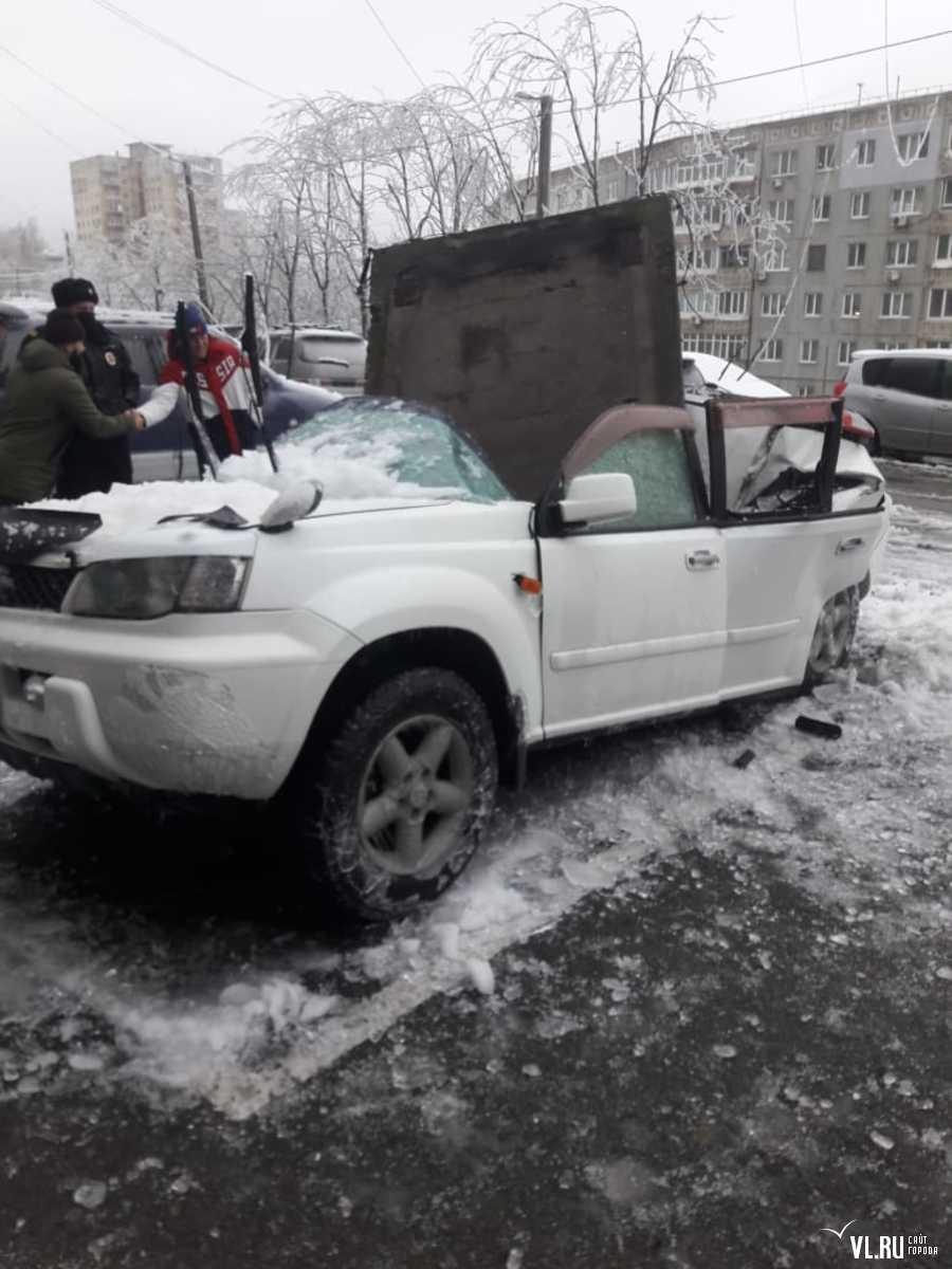 Бетонная плита рухнула на X-Trail во Владивостоке — водитель успел отскочить от машины.