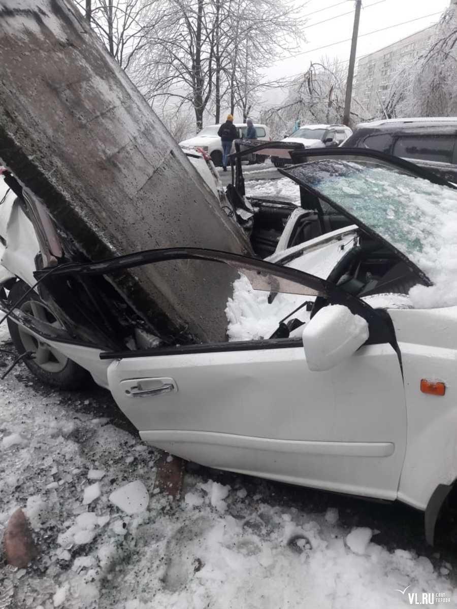 Бетонная плита рухнула на X-Trail во Владивостоке — водитель успел отскочить от машины.