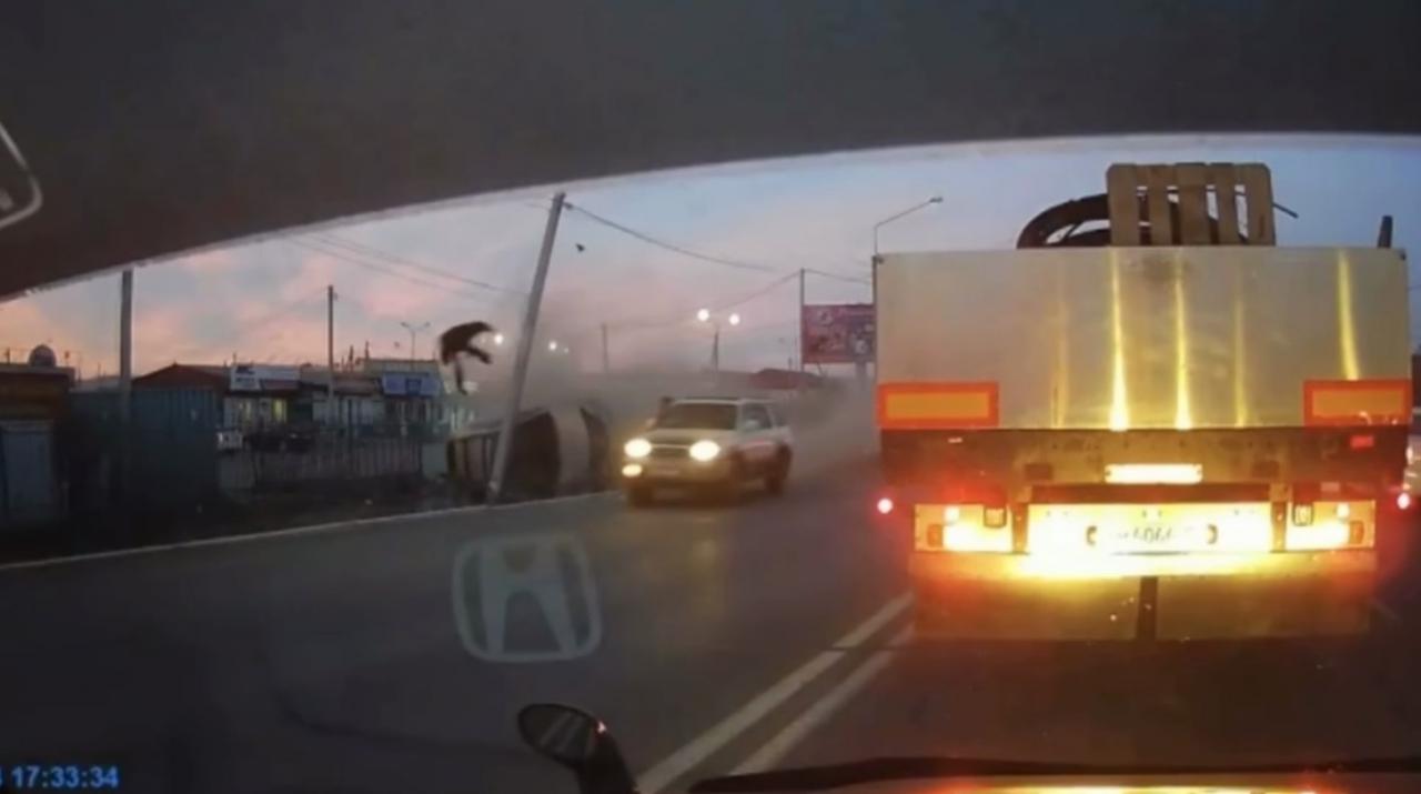 Водитель автомобиля вылетел в лобовое стекло при ДТП в Чите
