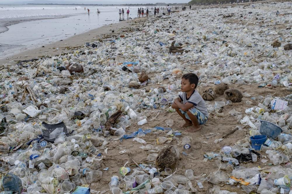 На Бали начался мусорный сезон: знаменитые пляжи похоронены под тоннами отходов
