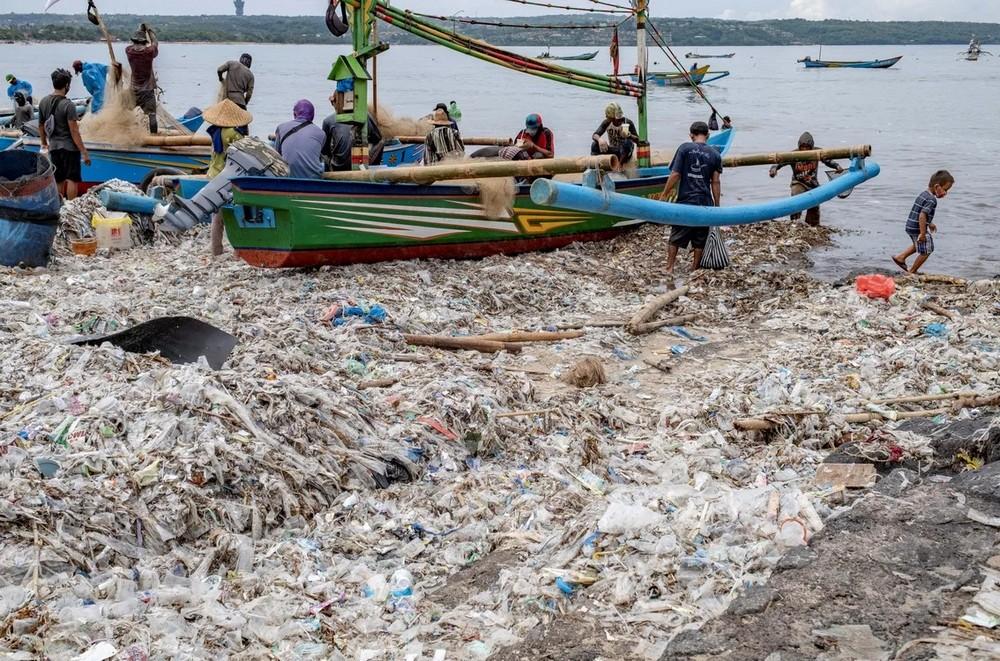 На Бали начался мусорный сезон: знаменитые пляжи похоронены под тоннами отходов