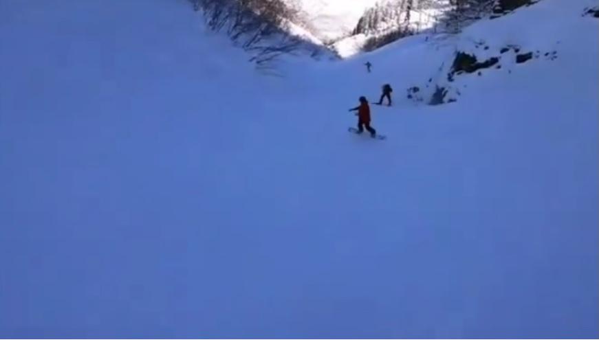 Опасный склон. Опасные спуски на лыжах. Лыжницы упали в красной Поляне. Падение лыжника.