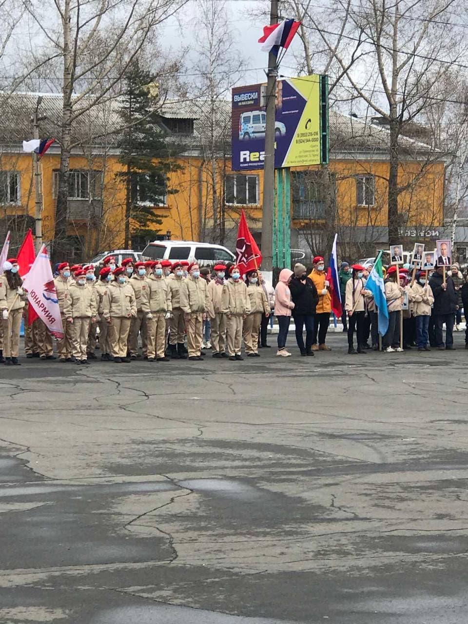 Школьников отправили на митинг с портретами Путина