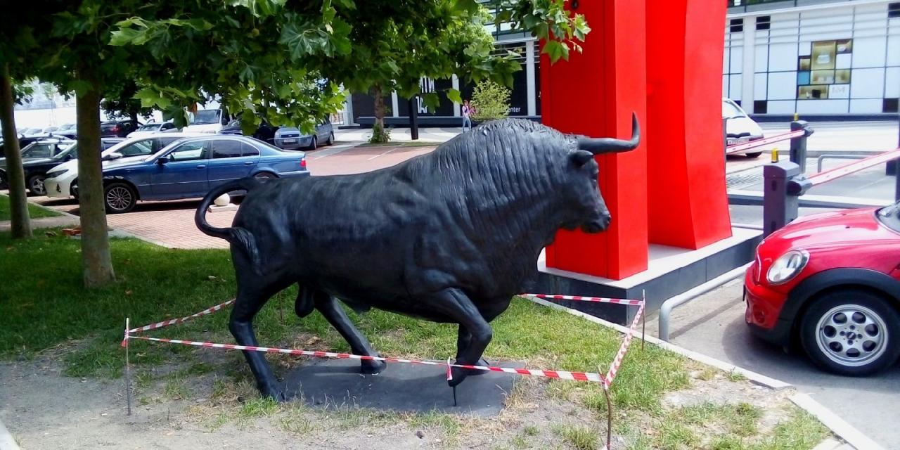 В Новороссийске отпилили гениталии скульптуре быка. Монумент вызвал скандал в соцсетях