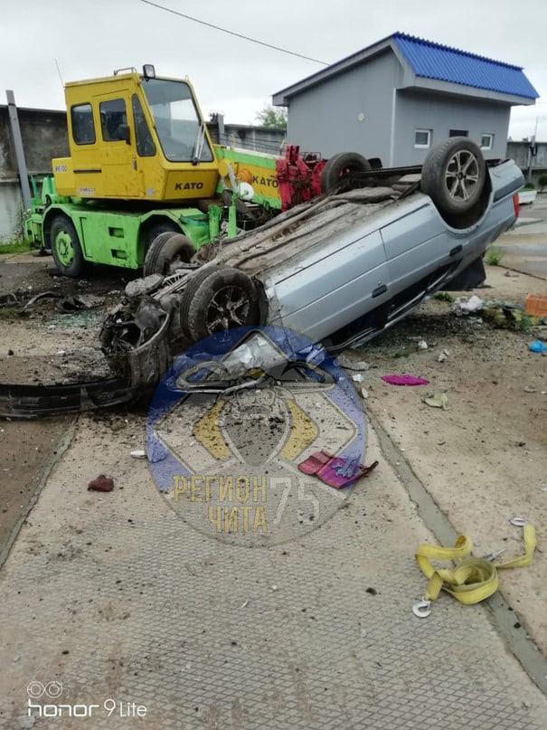 Водитель иномарки в Нерчинске пробил бетонный забор и въехал в кран