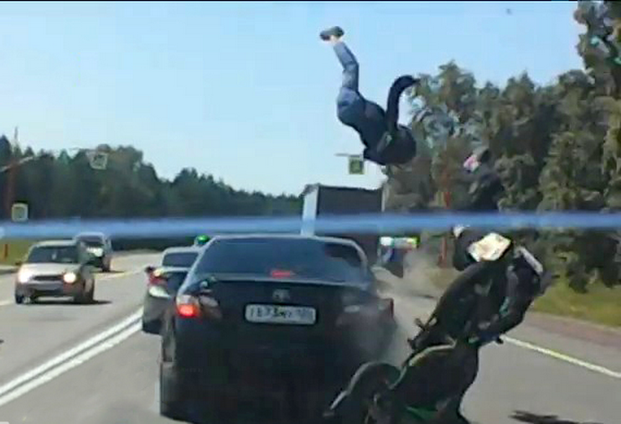 Байкер и его пассажирка пострадали при падении с мотоцикла в Красноярском крае